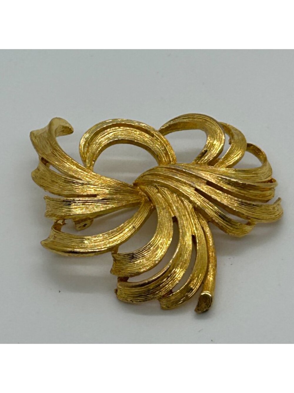 Vintage Torino Signed Gold Tone Ribbon Swirl Brooch Pin Textured Metal